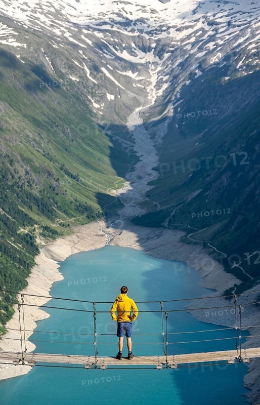 Mountaineers on a suspension bridge, picturesque mountain landscape near the Olpererhuette, view of turquoise-blue lake Schlegeisspeicher, Berliner Hoehenweg, Zillertal Alps, Tyrol, Austria, Europe