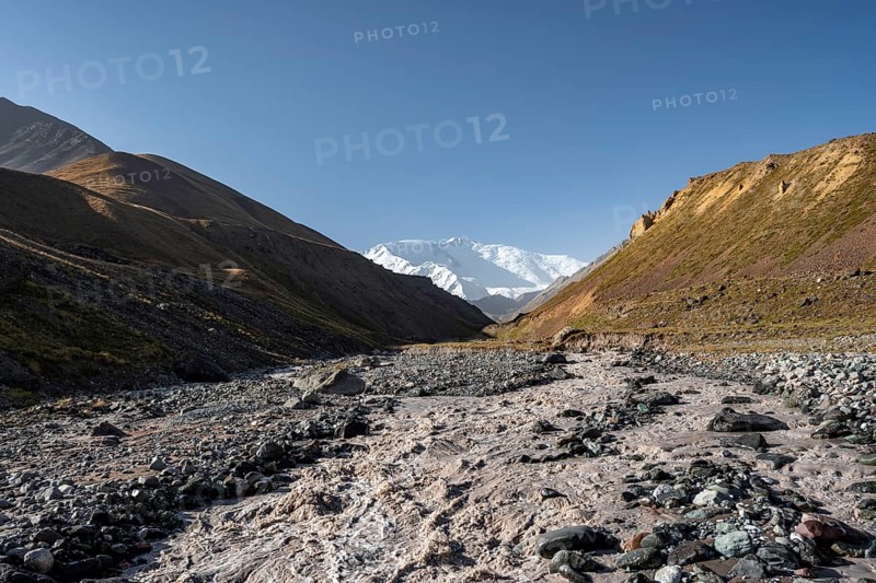 Achik Tash river, Achik Tash valley, behind glaciated and snow-covered mountain peak Pik Lenin, Trans Alay Mountains, Pamir Mountains, Osh Province, Kyrgyzstan, Asia