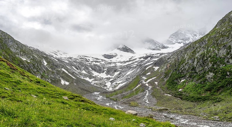 Schlegeisgrund valley, glaciated mountain peaks Hoher Weiszint and Schlegeiskees glacier, Berliner Hoehenweg, Zillertal Alps, Tyrol, Austria, Europe