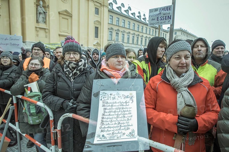 Demonstrators at the central rally, farmers' protest, Odeonsplatz, Munich, Upper Bavaria, Bavaria, Germany, Europe