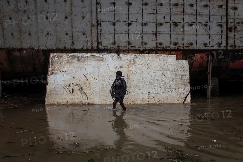 Shipyard workers scrapping a ship, Dockyards, Dhaka, Bangladesh, Asia