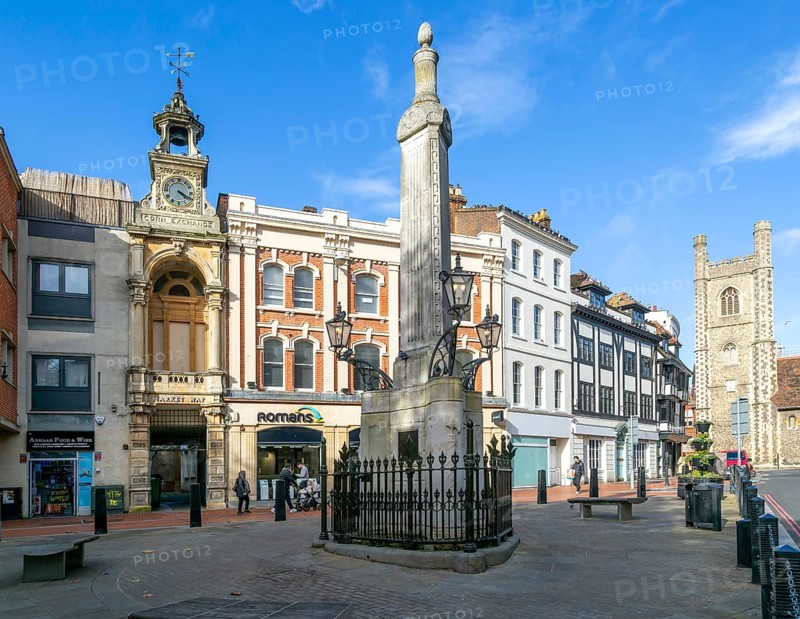 Simeon Monument and Corn Exchange building, Market Place, Reading, Berkshire, England, UK