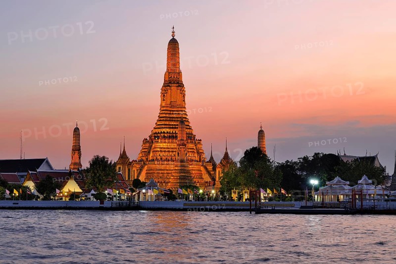 Wat Arun, Temple of Dawn, illuminated in the evening, Bangkok, Thailand, Asia