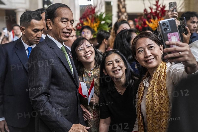 Joko Widodo, the President of Indonesia, takes selfies during a visit to Manila, Philippines 11/01/2024