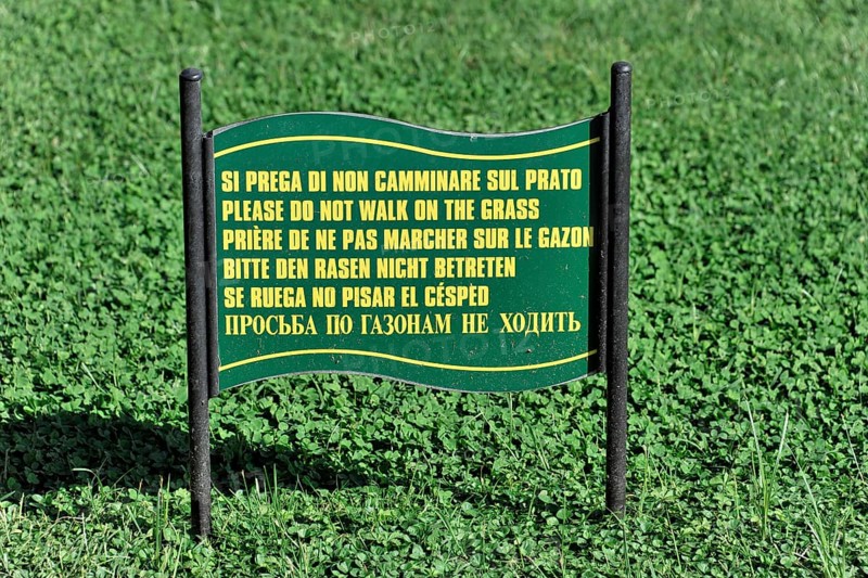 Sign with 6 languages, Please do not enter the lawn, Vatican Museums courtyard, Vatican, Rome, Lazio, Italy, Europe