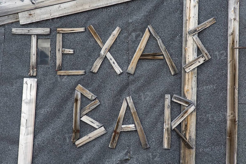 Texas Bar, old fur trapper cabin at Worsleyhamna, Liefdefjorden, Liefdefjord, Svalbard, Spitsbergen, Norway, Europe