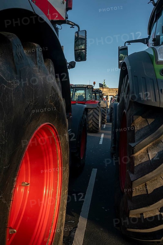Germany, Berlin, 08.01.2024, Protest by farmers in front of the Brandenburg Gate, nationwide protest week against the policies of the traffic light government and cuts for farms, Europe