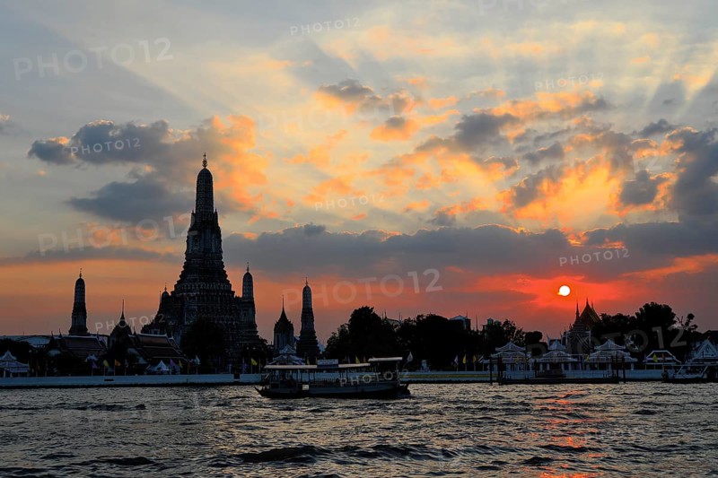 Wat Arun, Temple of Dawn, at sunset, Bangkok, Thailand, Asia