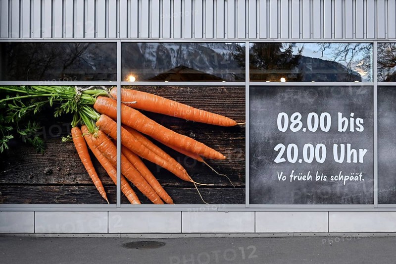 Lettering Opening hours 08.00 to 20.00