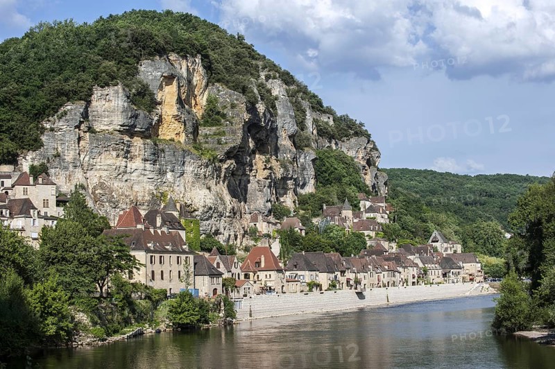 The medieval village La Roque-Gageac and the Dordogne River, Perigord, Aquitaine, France, Europe