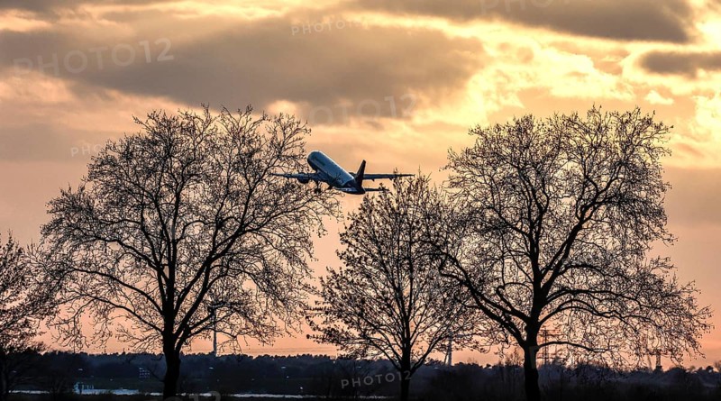Schoenefeld, 28 March 2023, An Airbus A-320 takes off from BER Berlin Brandenburg Airport Willy Brandt