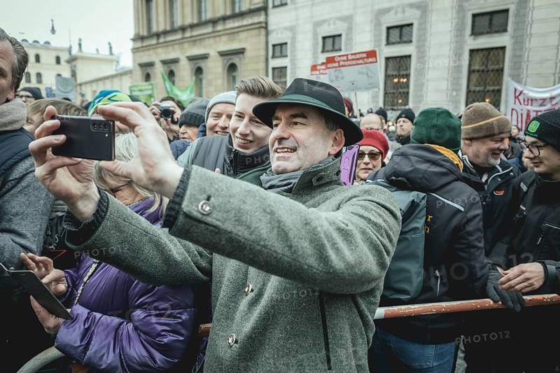 Vice President and Minister of Economic Affairs Hubert Aiwanger takes a selfie with a demonstrator at the rally, farmers' protest, Odeonsplatz, Munich, Upper Bavaria, Bavaria, Germany, Europe