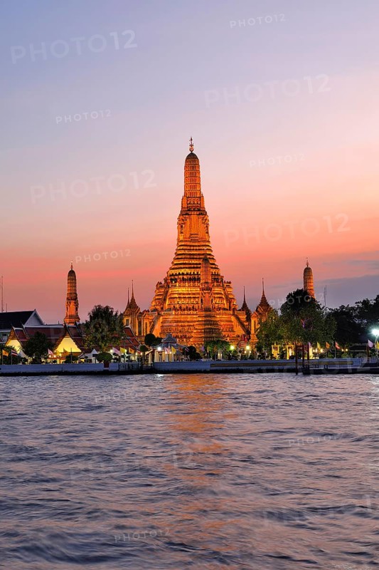 Wat Arun, Temple of Dawn, illuminated in the evening, Bangkok, Thailand, Asia