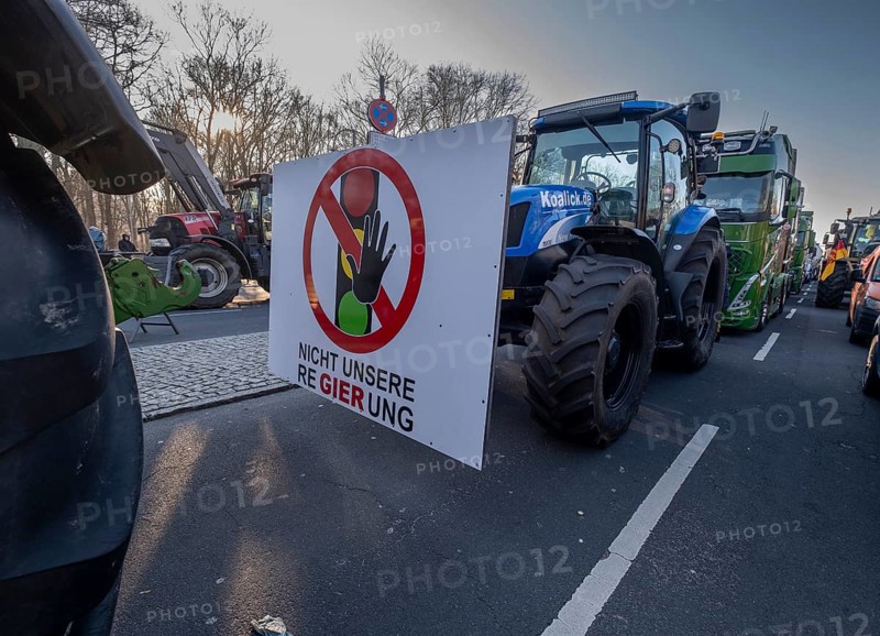 Germany, Berlin, 08.01.2024, Protest by farmers in front of the Brandenburg Gate, nationwide protest week against the policies of the traffic light government and cuts for farms, Not our government, Europe