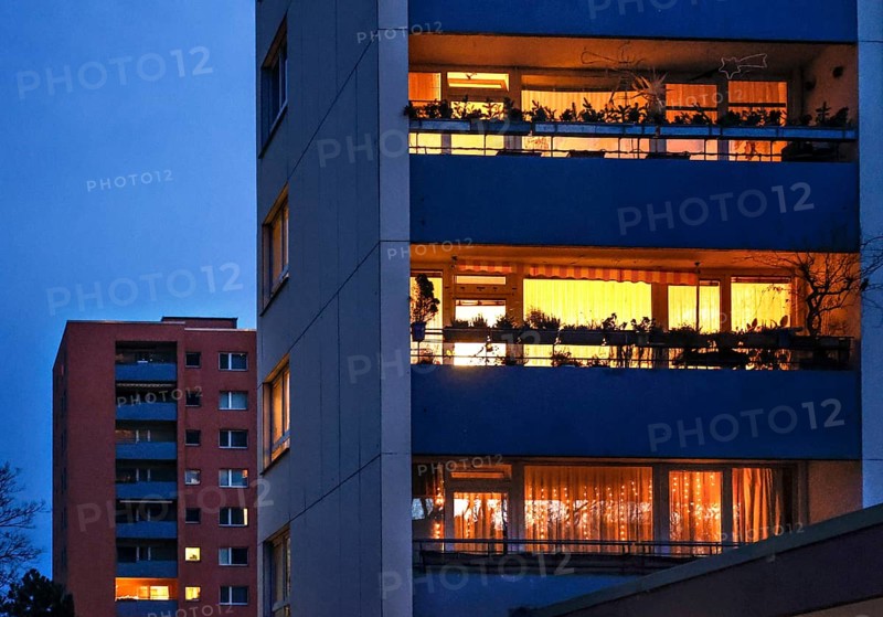 Illuminated flats in high-rise buildings in Gropiusstadt. The rise in rents in German cities has increased again in the past year, Berlin, 16.01.2023