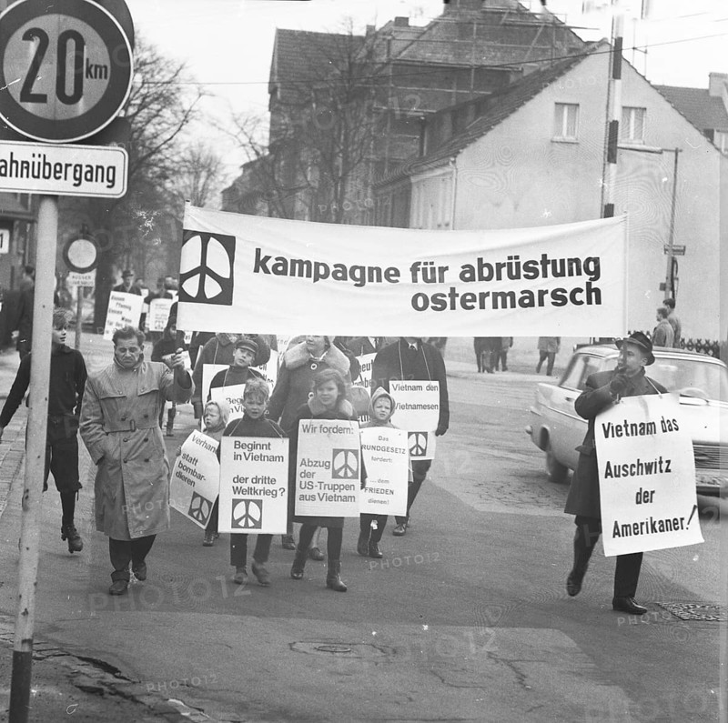 DEU, Germany, Dortmund: Personalities from politics, business and culture from the years 1965-71. Peace movement. Easter March 1968, Europe