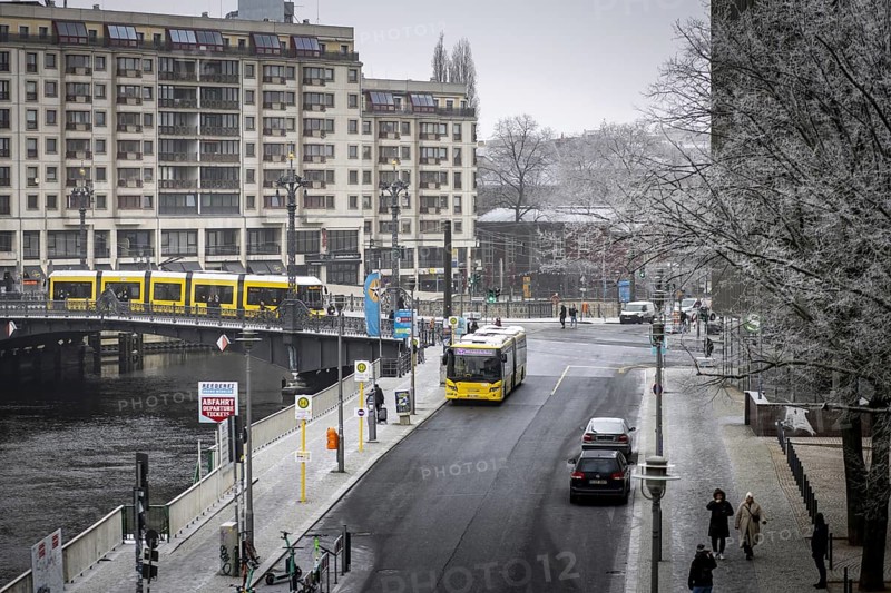 The roads and trees in Berlin are frozen on Thursday morning. There is currently an official warning of slipperiness and permafrost. Berlin, 11.01.2024