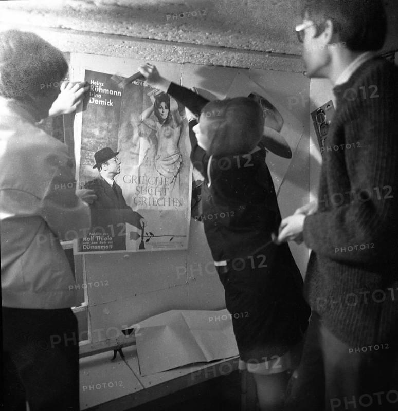 DEU, Germany, Dortmund: Personalities from politics, business and culture from the years 1965-71. Essen. Young people renovate cellar for 1965 party, Europe