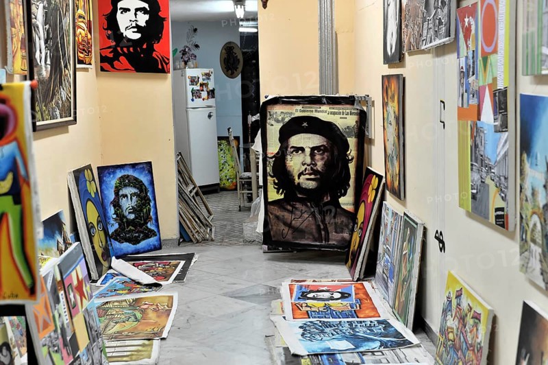 Paintings for sale, posters, oil paintings, paintings by Ernesto Che Guevara, and others, gallery, centre of Havana, Centro Habana, Cuba, Greater Antilles, Caribbean, Central America