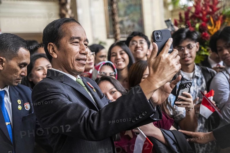 Joko Widodo, the President of Indonesia, takes selfies during a visit to Manila, Philippines 11/01/2024