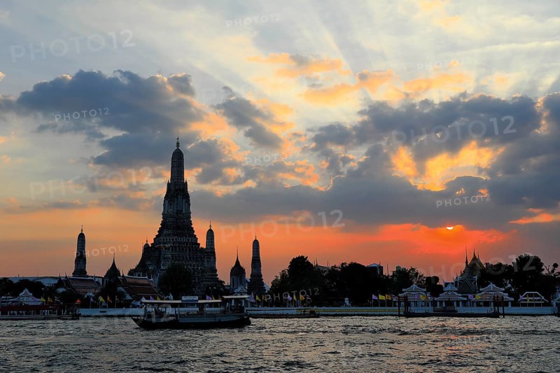 Wat Arun, Temple of Dawn, at sunset, Bangkok, Thailand, Asia