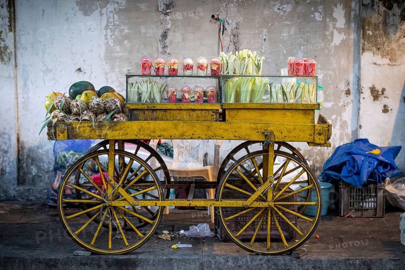 Yellow cart, stall of a fruit vendor, Pondicherry or Puducherry, Tamil Nadu, India, Asia