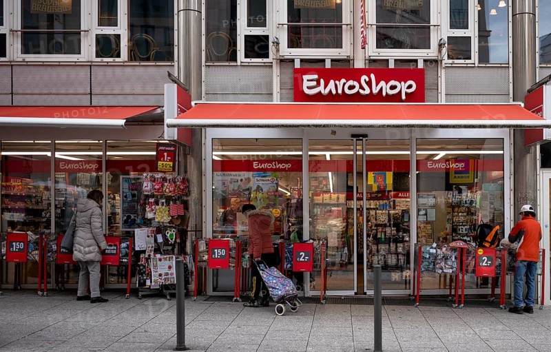 Customers in front of EURO-Shop, EuroShop, Stuttgart, Baden-Wuerttemberg, Germany, Europe