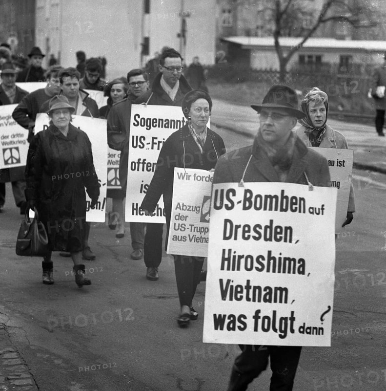 DEU, Germany, Dortmund: Personalities from politics, business and culture from the years 1965-71. Peace movement. Easter March 1968, Europe