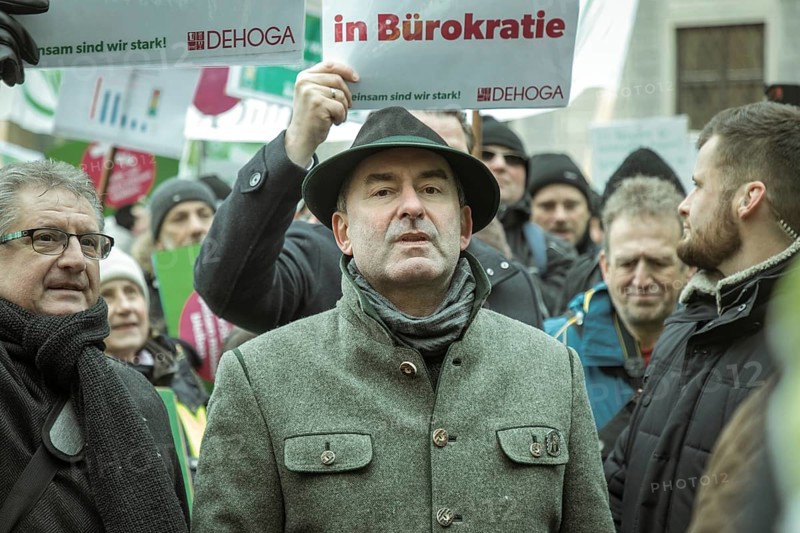 Vice President and Minister of Economic Affairs Hubert Aiwanger at the rally, farmers' protest, Odeonsplatz, Munich, Upper Bavaria, Bavaria, Germany, Europe