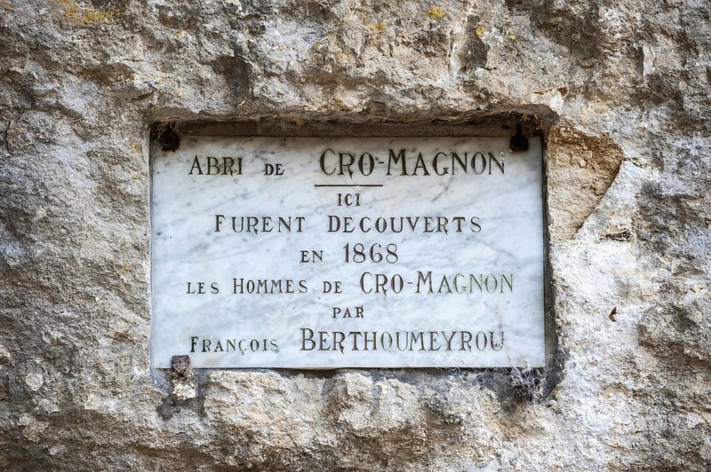 Plaque commemorating the discovery of Cro Magnon man in 1868 by Francois Berthoumeyrou at the Abri de Cro-Magnon, Les Eyzies-de-Tayac-Sireuil, Dordogne, Aquitaine, France, Europe