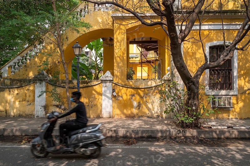 Old colonial villa on a street, Pondicherry or Puducherry, Tamil Nadu, India, Asia