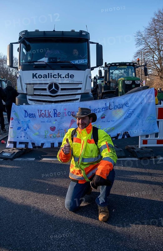 Germany, Berlin, 08.01.2024, Protest by farmers in front of the Brandenburg Gate, nationwide protest week against the policies of the traffic light government and cuts for farms, Europe