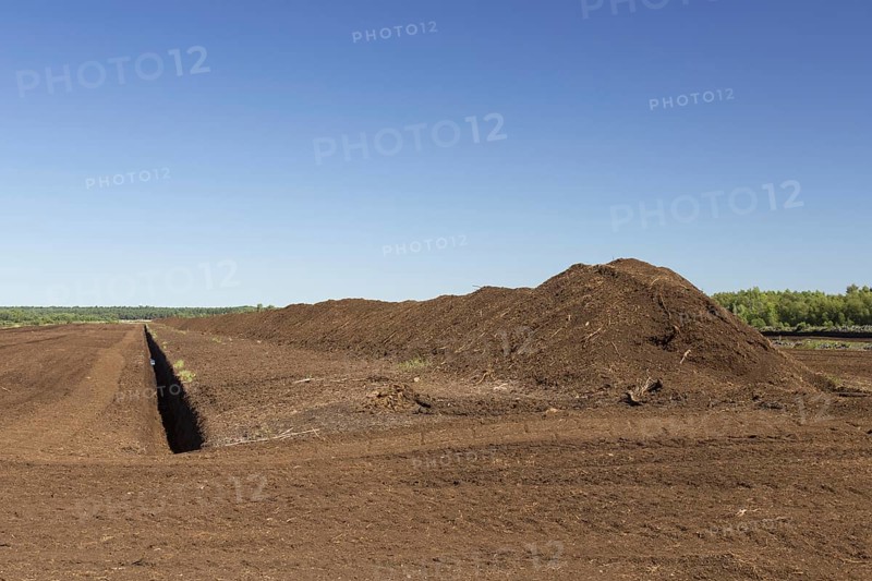 Peat extraction at Totes Moor, Tote Moor, raised bog near Neustadt am Ruebenberge, district of Hannover, Lower Saxony, Niedersachsen, Germany, Europe