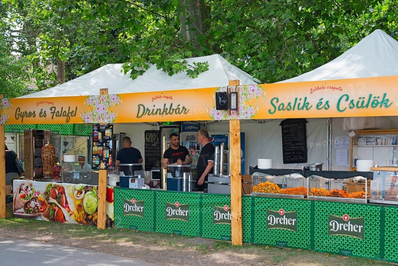 Food stalls with gyros and falafel, outdoor drink bar surrounded by trees, Tata, Totis, Lake Oereg, Komarom-Esztergom, Central Transdanubia, Hungary, Europe