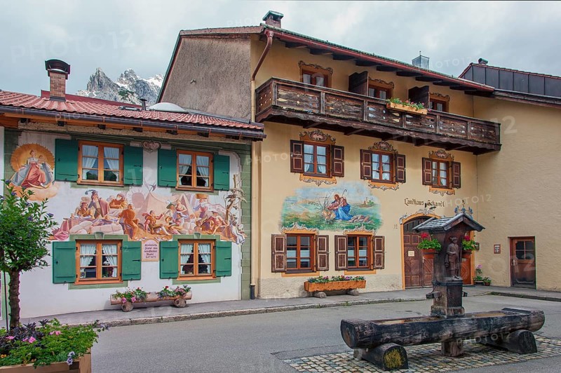 Houses, decorated with flowers, Lueftlmalerei, Karwendel Mountains, Mittenwald, Bavaria