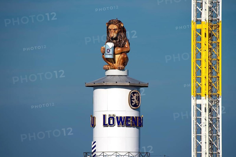 Oktoberfest, afternoon, Lion of the Loewenbraeu brewery on the tower of the festival tent, Munich, Bavaria, Germany, Europe
