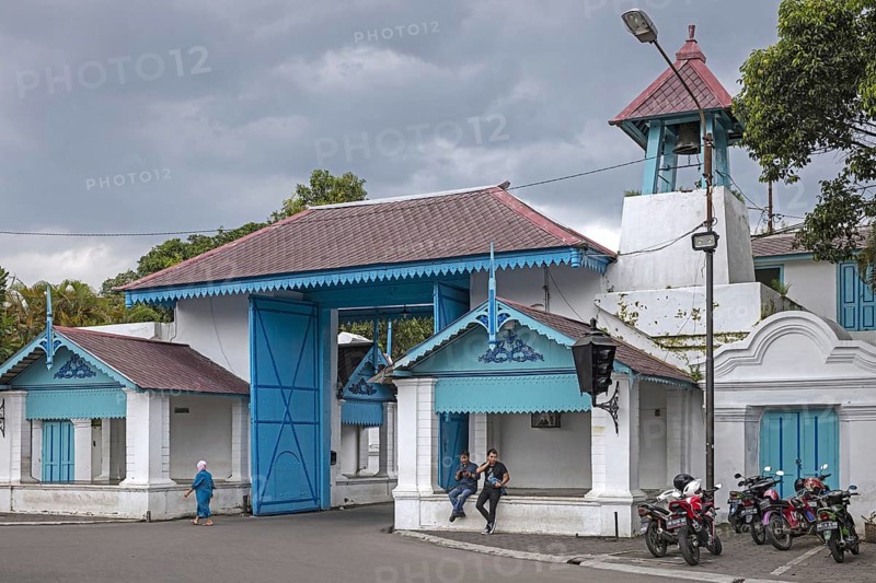 Entrance gate to the Kraton of Surakarta, Keraton Surakarta, palace of Susuhunan Pakubuwono in the city Solo, Java, Indonesia, Asia