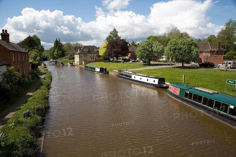Narrow boats on the Kennet and Avon canal, Hungerford, Berkshire, England, UK
