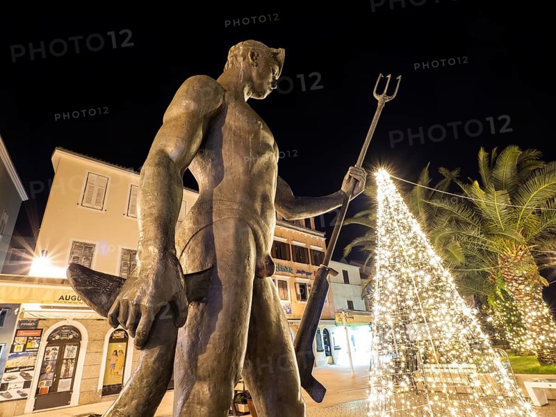 Monument, diver with trident, night shot, harbour of Mali Losinj, island of Losinj, Kvarner Gulf Bay, Croatia, Europe