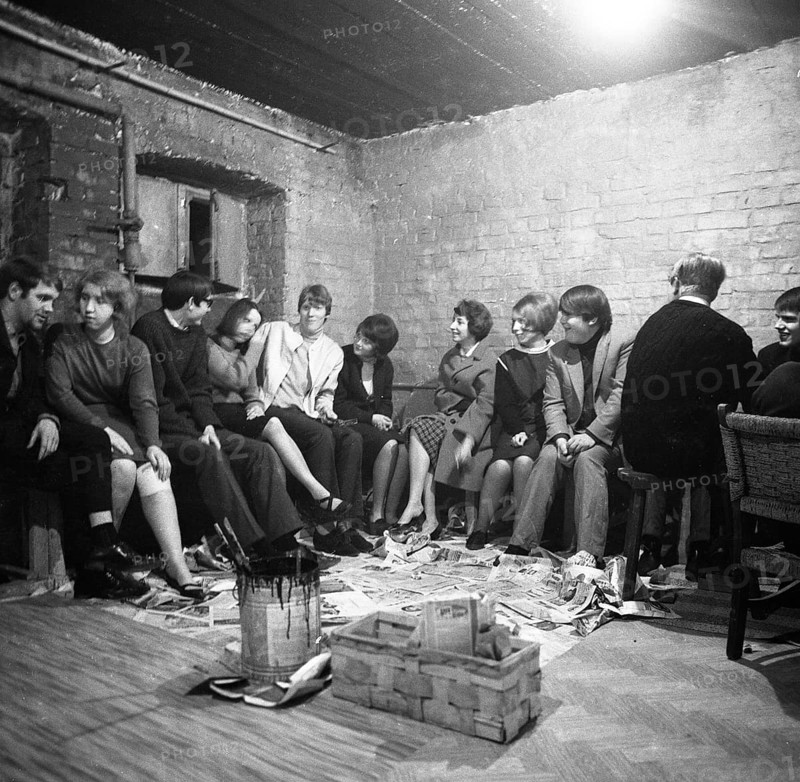 DEU, Germany, Dortmund: Personalities from politics, business and culture from the years 1965-71. Essen. Young people renovate cellar for 1965 party, Europe