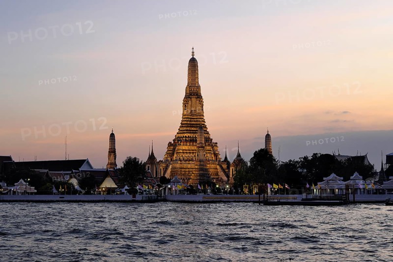 Wat Arun, Temple of Dawn, illuminated in the evening, Bangkok, Thailand, Asia