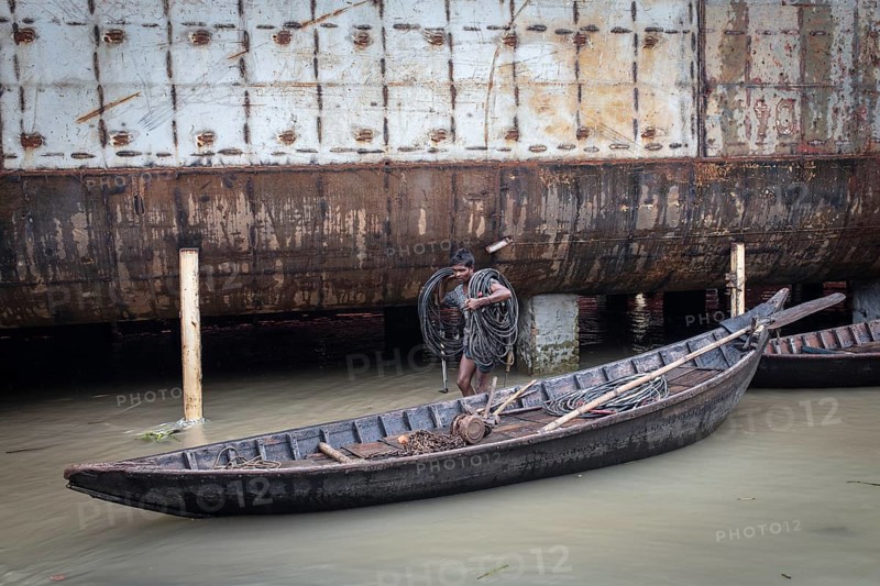 Shipyard workers scrapping a ship, Dockyards, Dhaka, Bangladesh, Asia