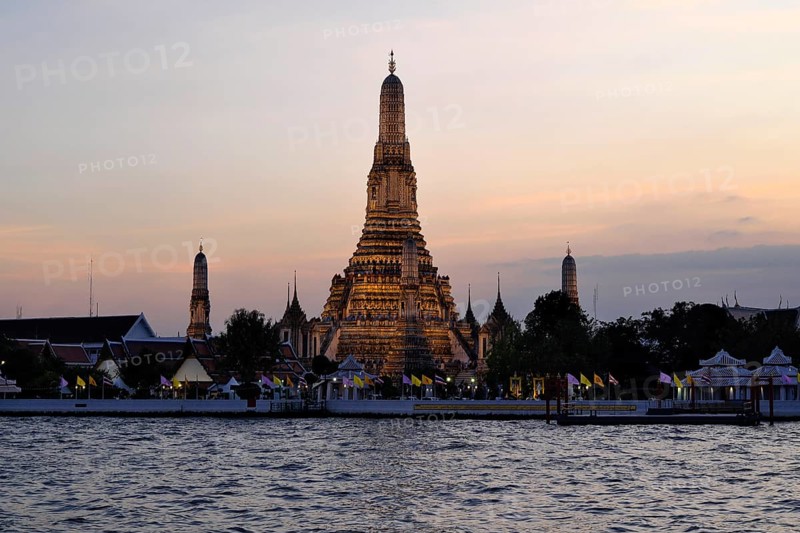 Wat Arun, Temple of Dawn, illuminated in the evening, Bangkok, Thailand, Asia