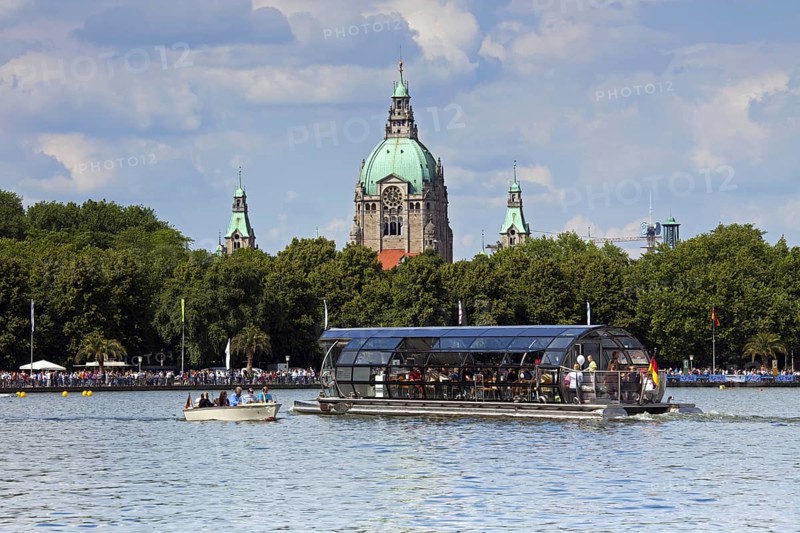 Excursion boat with tourists at the artificial lake Maschsee and the New City Hall, Neues Rathaus in the background, Hanover, Lower Saxony, Germany, Europe