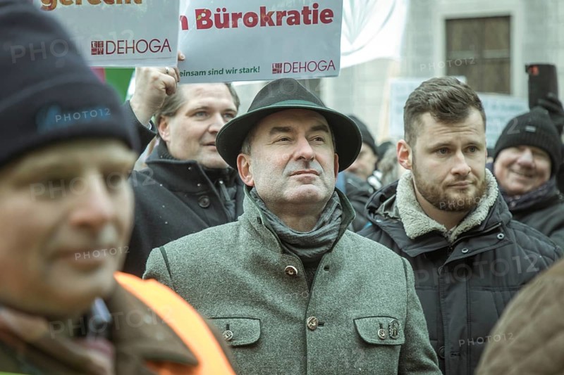 Vice President and Minister of Economic Affairs Hubert Aiwanger at the rally, farmers' protest, Odeonsplatz, Munich, Upper Bavaria, Bavaria, Germany, Europe