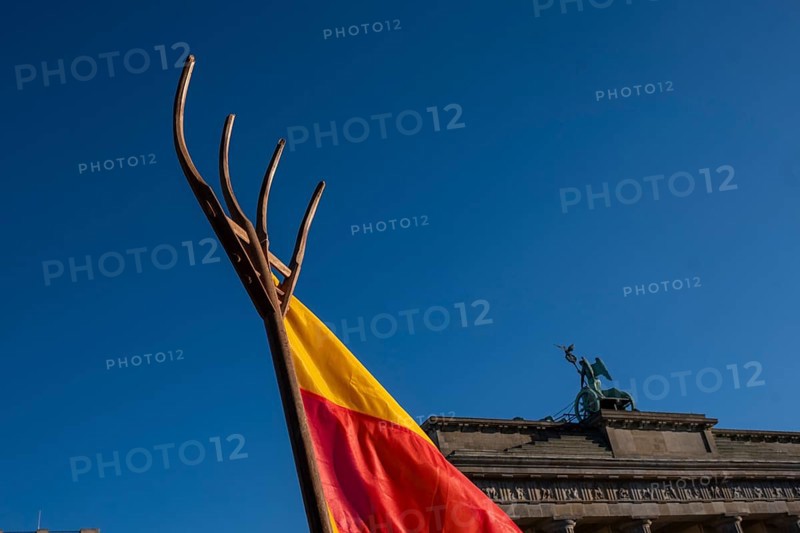 Germany, Berlin, 08.01.2024, Protest by farmers in front of the Brandenburg Gate, fork, fork, quadriga, nationwide protest week against the policies of the traffic light government and cuts for farms, Europe