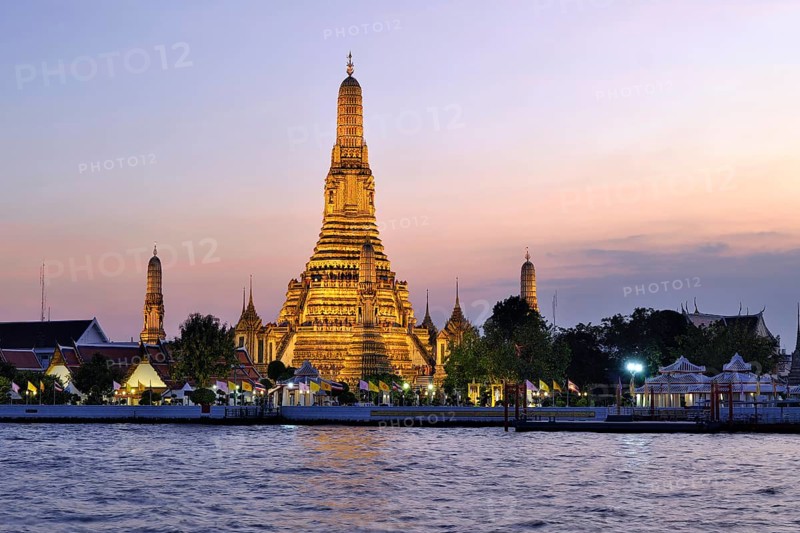 Wat Arun, Temple of Dawn, illuminated in the evening, Bangkok, Thailand, Asia