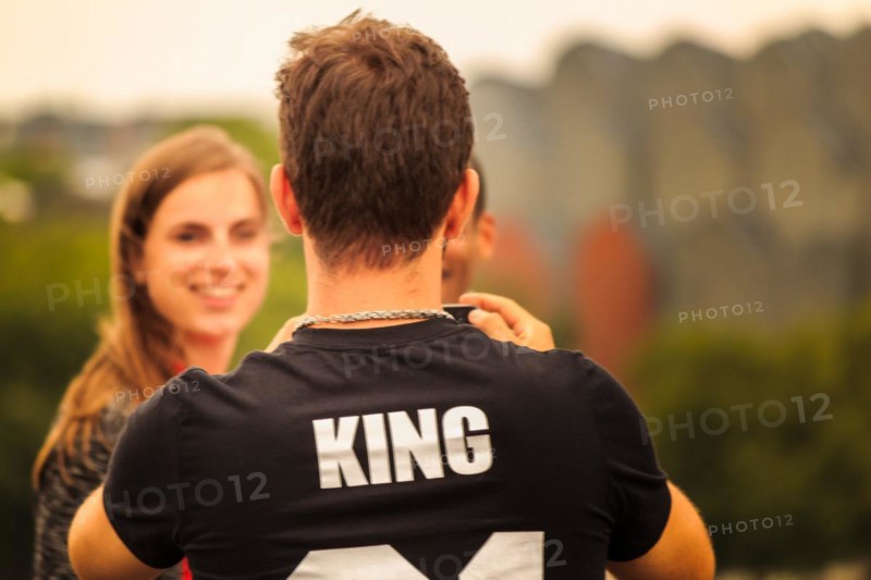 Back view of a couple, with a man wearing a T-shirt with the inscription 'KING', Hohenzollernbruecke, Cologne Deutz, North Rhine-Westphalia, Germany, Europe