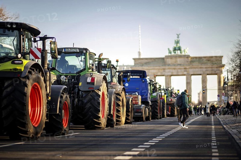 Farmers protest nationwide against the German government's agricultural policy Berlin, 08.01.2024