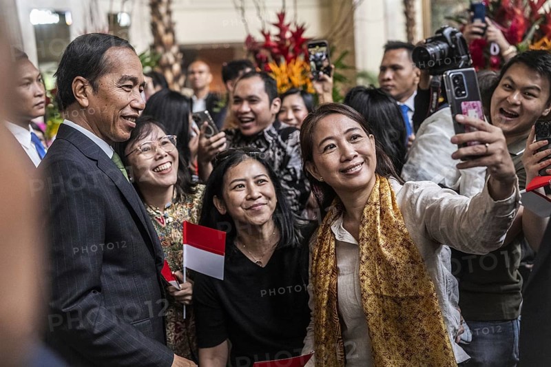 Joko Widodo, the President of Indonesia, takes selfies during a visit to Manila, Philippines 11/01/2024